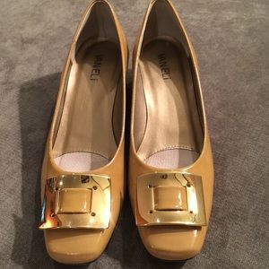Vaneli tan patent leather pumps size 6.5N